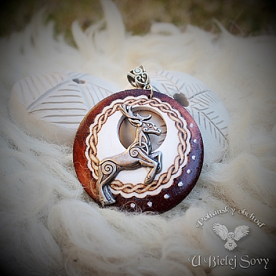 Jeleň, drevený keltský amulet