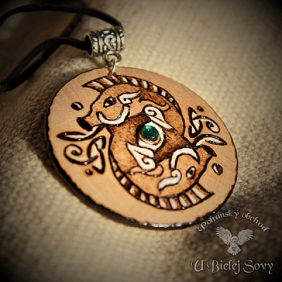 Diviak hojnosti, drevený amulet