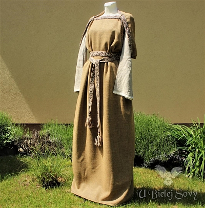 Keltské vlnené šaty, hnedá farba