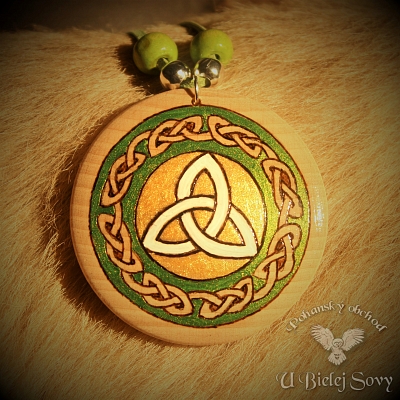 Triquetra, metalický amulet