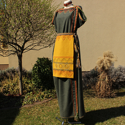 Vlnený odev bohatej ženy lužickej kultúry