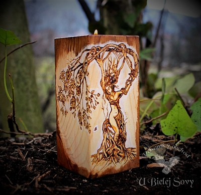 Lesná keltská dryáda, drevený svietnik