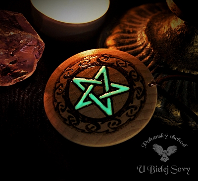 Keltský pentagram svietiaci v tme, drevo